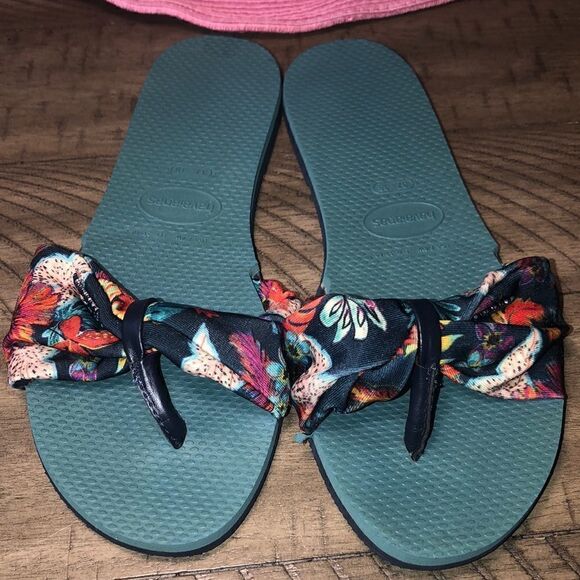 Havaianas’ Logo Floral Sandals 🩴 Comfort 4” Wide Footbed and Slip Proof Soles - Picture 3 of 17